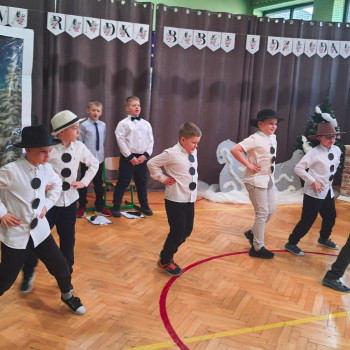 Grupka dzieci w tańcu