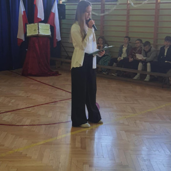 Dziewczyna podczas występu