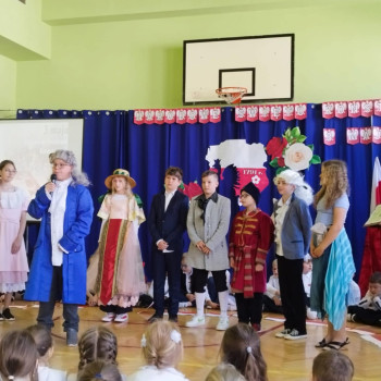 Zdjęcie grupy uczniow w przebraniach