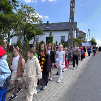 Zdjęcie uczestnikow pochodu podczas marszu
