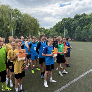 Grupa uczniów na boisku do piłki nożnej