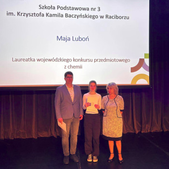 Zdjęcie laureatki z dyplomem