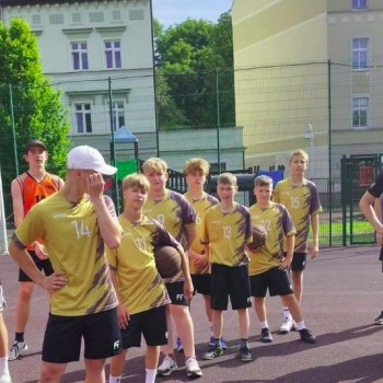 Grupa uczniów na boisku