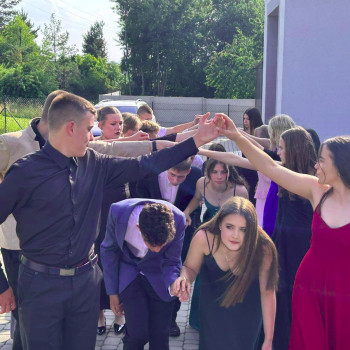 Uczniowie tańczą poloneza