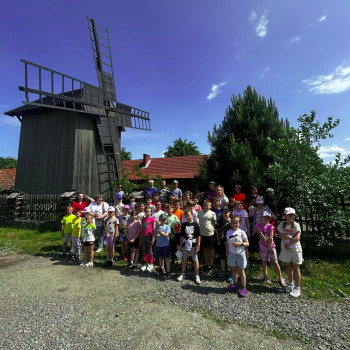 Zdjęcie grupowe przy starym drewnianym wiatraku