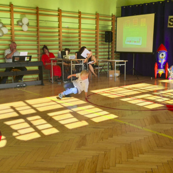 Uczeń szkoły podstawowej z Konina tańczący taniec nowoczesny podczas gali