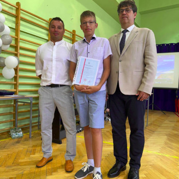 Zdjęcie grupy uczniów ze świadectwami