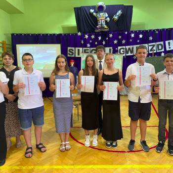 Zdjęcie grupy uczniów ze świadectwami