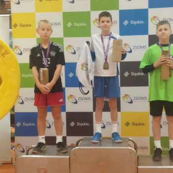 zdjęcie zwycięzców na podium