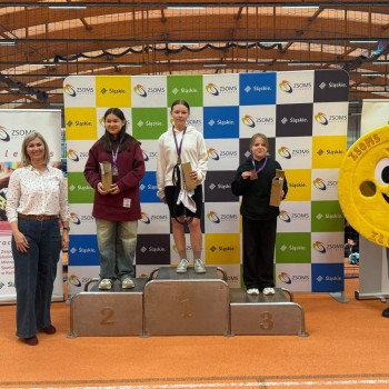 zdjęcie zwycięzców na podium