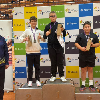 zdjęcie zwycięzców na podium