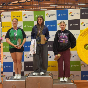 zdjęcie zwycięzców na podium