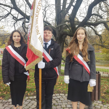 poczet sztandarowy trzymający sztandar szkoły