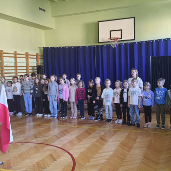 Widok na występujących w akademii
