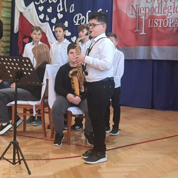 Chłopiec gra na saksofonie