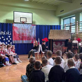 Chłopaki dziewczyna występują siedząc plecami do ciebie