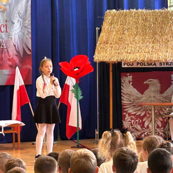 Dziewczyna śpiewa do mikrofonu