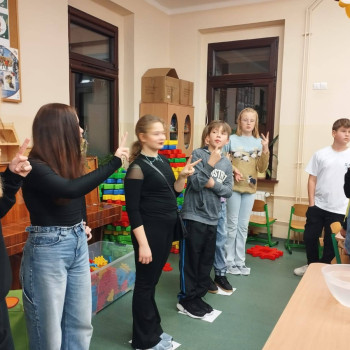 grupa uczniów bierze udział w zabawach andrzejkowych