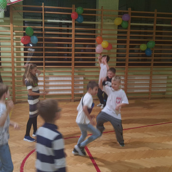 grupa uczniów bierze udział w zabawach andrzejkowych