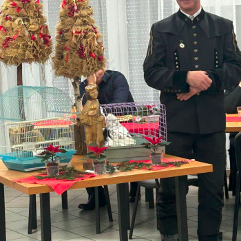 Górnik stojący przy stoliku
