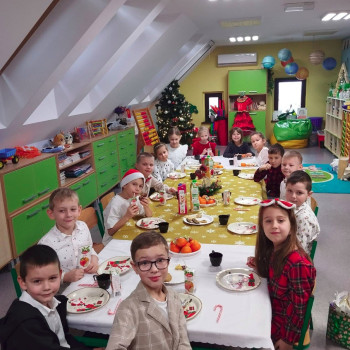 Zdjęcie uczniów przy stole