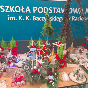 Zdjęcie stołu na którym leżą stroiki
