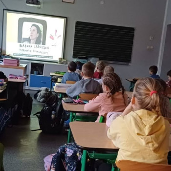 Uczniowie na lekcji przeglądający slajdy