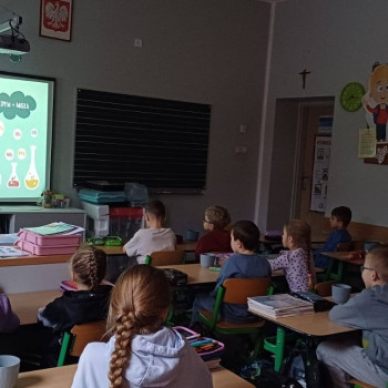 Uczniowie na lekcji przeglądający slajdy