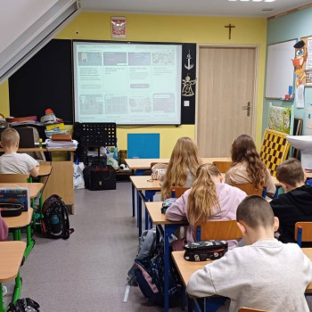 Uczniowie na lekcji przeglądający slajdy