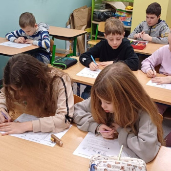 Uczniowie na lekcji uzupełnią karty pracy