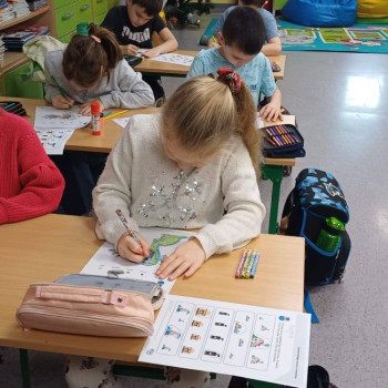 Uczniowie na lekcji uzupełnią karty pracy