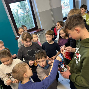 Uczniowie wrzucają pieniądze do puszki WOŚP-u