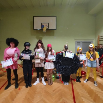 Grupa uczniów w przebraniach karnawałowych