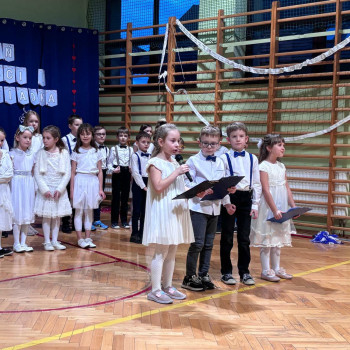Uczniowie ubrani w galowe stroje podczas występów z okazji Dnia Babci i Dziadka