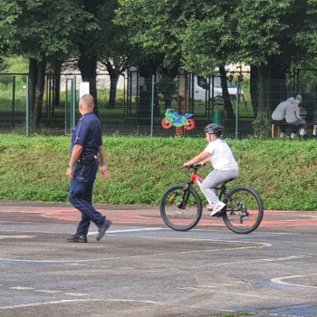Uczeń jedzie na rowerze