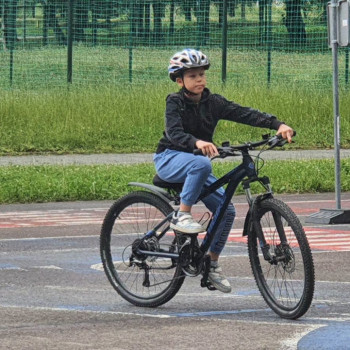 Uczeń jedzie na rowerze