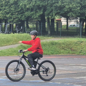 Uczeń zdaje egzamin na rowerze