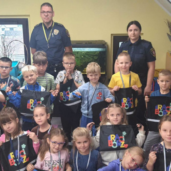 Zdjęcie grupowe uczniów z praxcownikami Straży Miejskiej